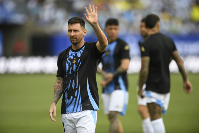 Tiền đạo Lionel Messi chào các CĐV trước trận giao hữu giữa Argentina với Ecuador trên sân tại Chicago, Mỹ ngày 9/6/2024. Ảnh: AP