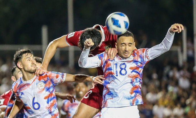 Cầu thủ Indonesia (áo đỏ) tranh bóng với Philippines trong trận hòa 1-1 trên sân Rizal Memorial, thành phố Manila, lượt hai bảng F vòng loại hai khu vực châu Á, World Cup 2026 tối 21/11/2023. Ảnh: Xinhua