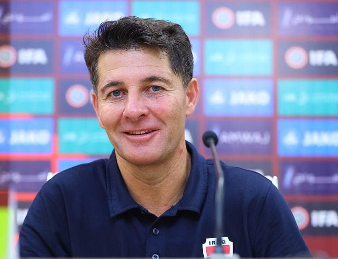 HLV Jesus Casas tham dự họp báo sau trận Iraq thắng Việt Nam 3-1 ở trận cuối bảng F vòng loại hai World Cup 2026. Ảnh: IFA