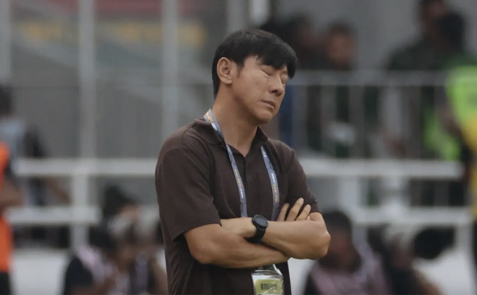 HLV Shin Tae-yong thất vọng khi Indonesia mắc nhiều sai lầm dẫn đến trận thua Iraq 0-2 tối 6/6. Ảnh: Bola