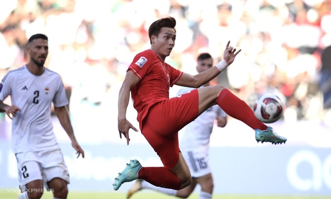 Trung vệ Bùi Hoàng Việt Anh mở tỷ số cho Việt Nam trước Iraq ở vòng bảng Asian Cup 2023 trên sân Jassim bin Hamad, thành phố Al Rayyan, Qatar, ngày 24/1/2024. Ảnh: Lâm Thỏa