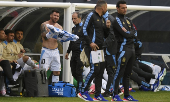 Scaloni: 'Không cần phải mạo hiểm với Messi'