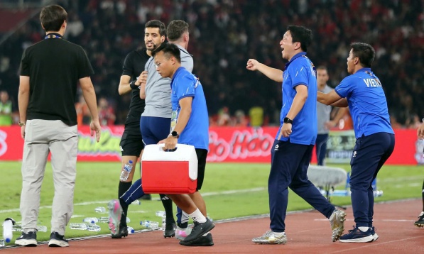 Bác sĩ Việt Nam: 'Tôi không xếp chai nước để cản trở U23 Indonesia'