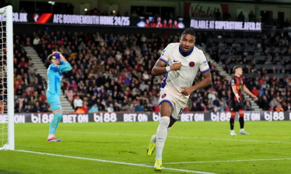 Sancho giúp Chelsea thắng muộn ở Ngoại hạng Anh