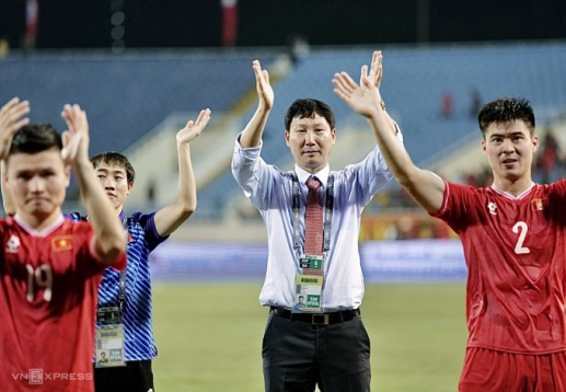 Báo Hàn Quốc: 'Kim Sang-sik cười, Shin Tae-yong khóc'