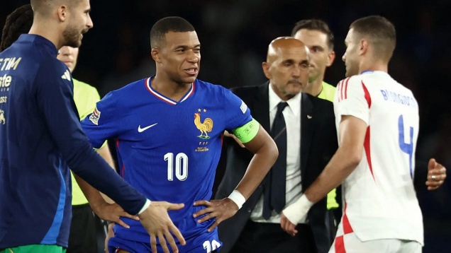 Mbappe sững người vì bị mắng té tát sau trận thua thảm của Pháp