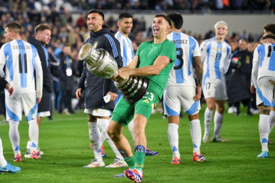 FIFA trừng phạt thủ môn tuyển Argentina