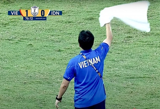 Vì sao trợ lý HLV U23 Việt Nam vẫy khăn trắng?