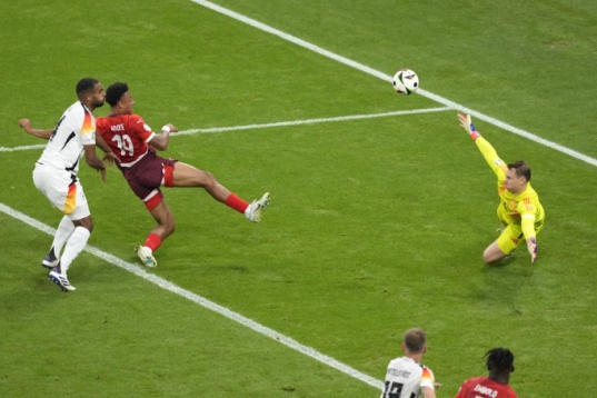 Neuer phá kỷ lục của Buffon tại Euro