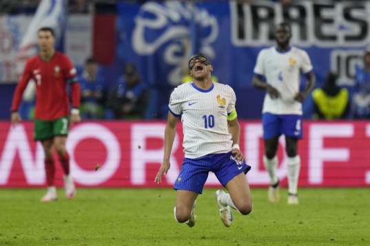 Mbappe xin ra trước loạt luân lưu với Bồ Đào Nha